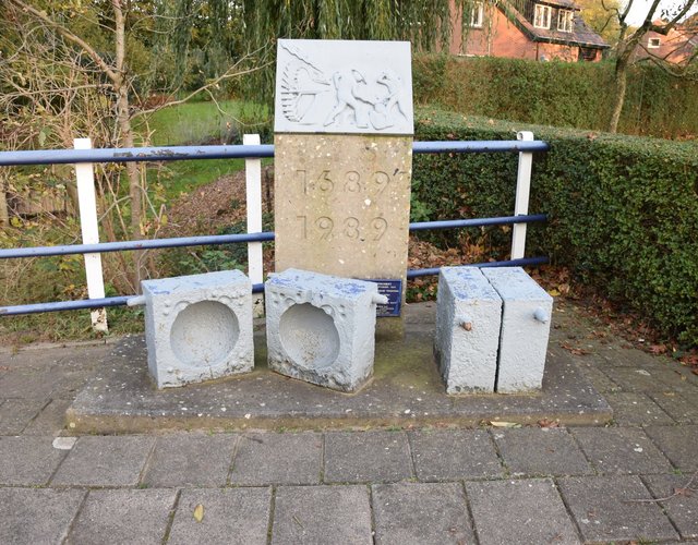 Denkmal der Gaanderense Eisenmühle (Giessformen für Kanonkugeln)