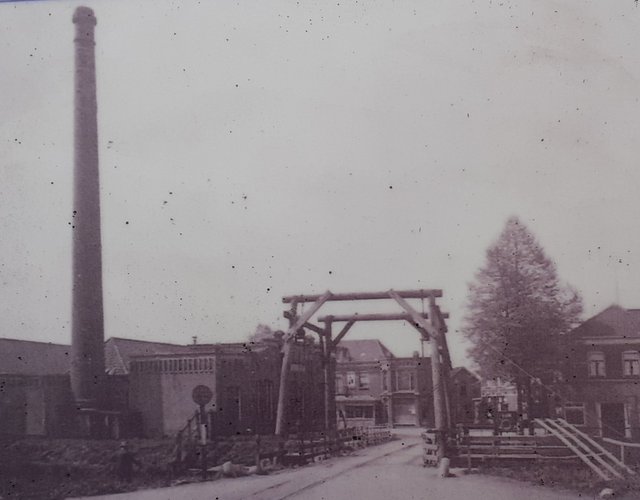 Nood-ophaalbrug met schoorsteen en ketelhuis IJzergieterij Becking en Bongers, ca. 1930